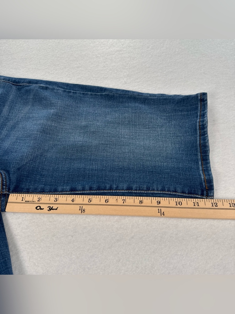 Levi’s Classic Bermuda Jean Shorts Women’s S27 Blue Mid Rise Med Wash Denim Long - Picture 7 of 10